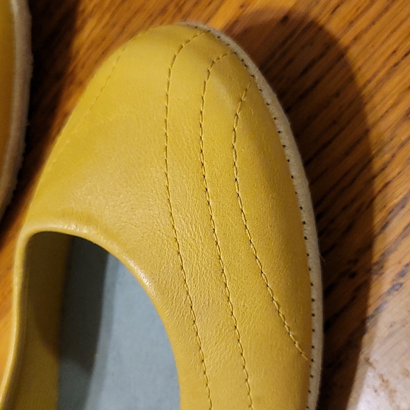 DKNY sz 7 yellow sneaker-flats - Picture 5 of 6